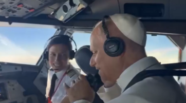 Copertina: Papa Leone XIV saluta il jet che lo scorta dalla cabina di pilotaggio
