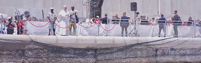 Anteprima: Gran Canaria, il Papa ricorda i migranti morti in mare con una corona di fiori