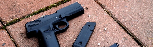 Copertina: Modena, punta una pistola a pallini contro il professore in classe: "Ridammi le sigarette o sparo"