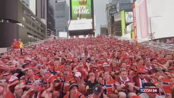 Flash mob dei tifosi norvegesi a Times Square