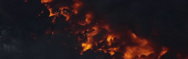 Copertina: Texas, le fiamme avvolgono un impianto di riciclaggio: densa colonna di fumo nero