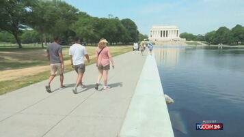Anteprima: La reflecting pool è ancora piena di alghe, ma Trump accusa: "È vittima di vandalismo"