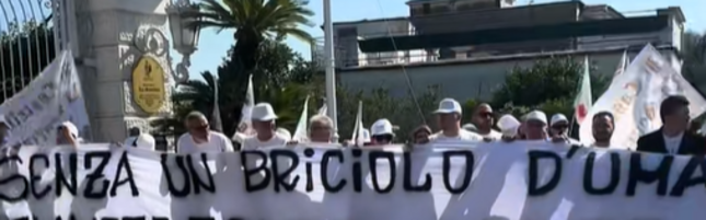 Anteprima: Napoli, sit-in per salvare il Castello delle cerimonie: "Ci avete tolto la dignità"