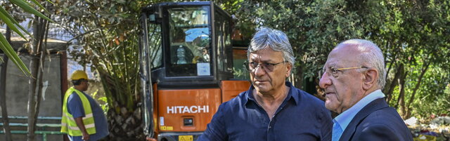 Salerno, Vincenzo De Luca abbatte un'area di bivacco... con una ruspa