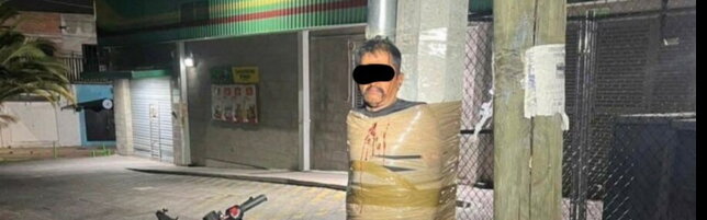 Vigilante messicano punisce presunti ladri legandoli ai lampioni
