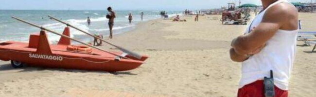 Copertina: Santa Margherita ligure, un bagnino guarda i mondiali al cellulare mentre è in servizio: multato st…