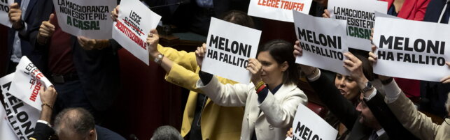 Legge elettorale, le opposizioni espongono cartelli contro il governo: "Meloni hai fallito"