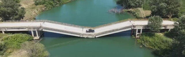 Auto in transito su un ponte crollato in Grecia per evitare una deviazione