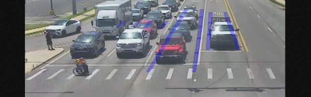 Spider-Man aiuta una persona in sedia a rotelle ad attraversare la strada