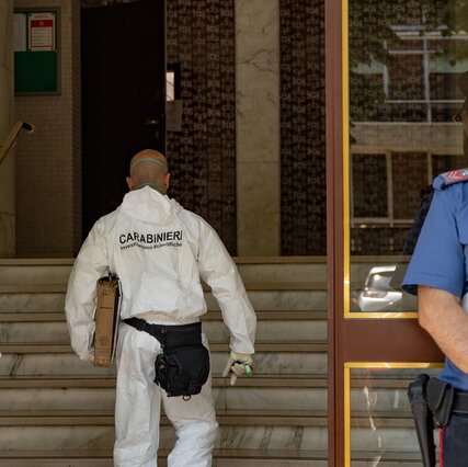 Anteprima: Dramma della solitudine nel Milanese: coppia di anziani trovata morta in casa all'indoman…