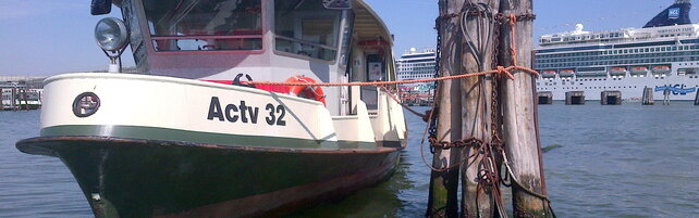 Marinaio gettato in acqua durante una lite su un vaporetto a Venezia