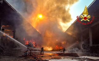 Anteprima: Incendio Novate, vigili del fuoco derubati mentre affrontano le fiamme