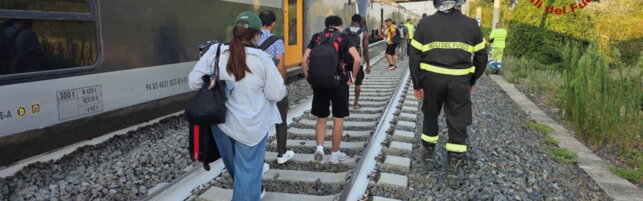 Anteprima: Roma, treno investe due mucche e deraglia: 450 passeggeri illesi