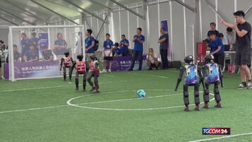 Partita di calcio tra robot umanoidi suscita stupore tra studenti e insegnanti
