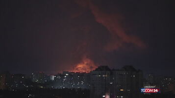 Copertina: Raid russi con missili balistici, a Kiev incendi ed esplosioni