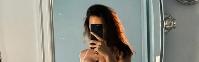L'estate bollente di Irina Shayk tra natura e animali: le foto in bikini lasciano a bocca aperta