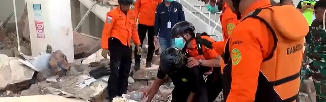 Anteprima: Terremoto in Indonesia, si aggrava il bilancio delle vittime: si scava a mani nude