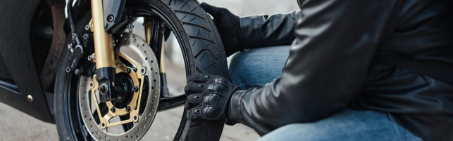 Anteprima: Milano, 50enne in sella a uno scooter rubato si schianta e muore lungo un cavalcavia