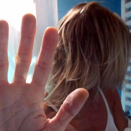 Anteprima: Ragazza di 17 anni denuncia: "Violentata da un animatore in Cilento"