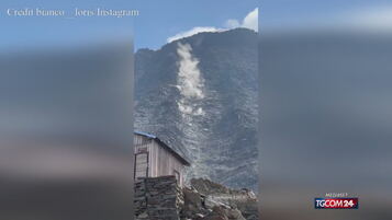 Anteprima: Scarica di sassi sul Monte Bianco quasi colpisce un alpinista