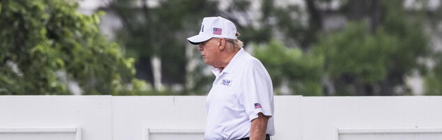 Copertina: Donald Trump, medici preoccupati per la salute del presidente: "Sulla soglia dell'obesità"