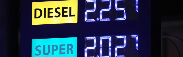 Diesel ancora alle stelle: 2,13 euro al litro | Il governo a caccia di risorse nelle prossime 48 ore: tutte le ipotesi sul tavolo