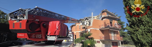 Anteprima: Cassino (Frosinone), esplosione in una abitazione: crolla il tetto, due feriti gravi