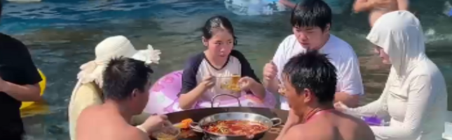 Anteprima: Cina, zuppa bollente in piscina: il curioso rimedio contro l'afa