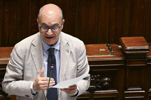 Anteprima: Scuola, Valditara: "Italiano obbligatorio per i genitori di studenti stranieri"