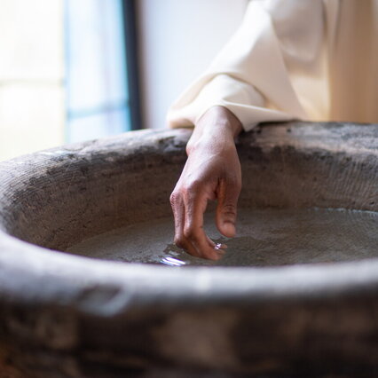 Anteprima: Bari, schiacciata dall'acquasantiera in chiesa: operata bimba di 6 anni