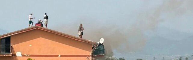 Anteprima: Eboli, incendio in una palazzina: in dieci salgono sul tetto per salvarsi