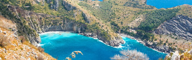 Anteprima: Napoli, si tuffa da uno scoglio alla Baia di Ieranto ma finisce su un bagnante: è grave
