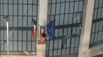 Vandalismo contro la bandiera italiana a Firenze