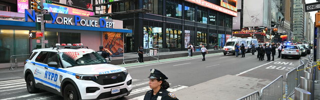 Donna uccisa dalla polizia dopo aver accoltellato due persone a New York