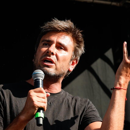 Cuba, Alessandro Di Battista operato a Cuba: slitta il rientro in Italia