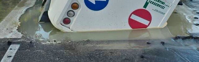 Anteprima: Cervia, si apre una voragine sull'asfalto e una spazzatrice stradale ci cade dentro