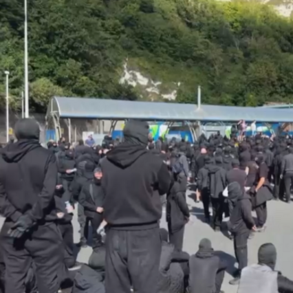 Anteprima: Regno Unito, un gruppo di uomini incappucciati blocca il traffico verso il porto di Dover