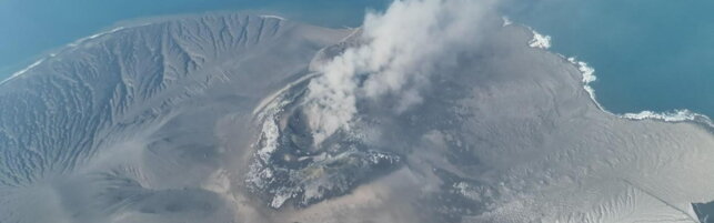 Eruzione del vulcano Krakatau in Indonesia e cancellazione dei voli