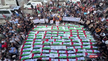 Funerali a Gaza per i corpi ritrovati sotto le macerie