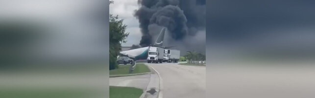 Anteprima: Miami, un aereo cargo di Prime Air esce dalla pista e colpisce le auto: 5 morti