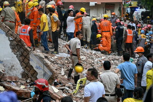 Anteprima: India, crolla una palazzina a New Delhi: sei i morti | Proseguono le ricerche