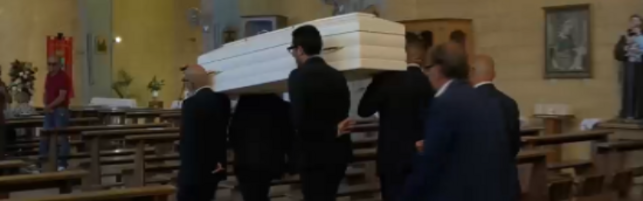Anteprima: Squinzano saluta Lorena, la madre al feretro con l'orsacchiotto della figlia