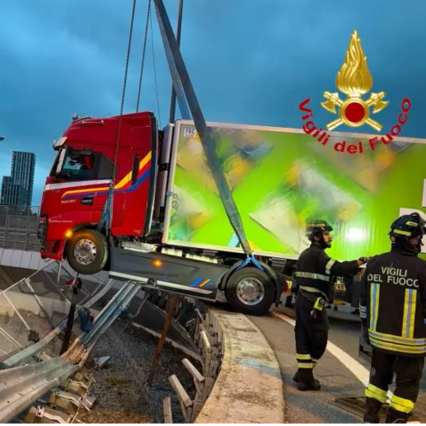 Anteprima: Milano, tir sfonda il guard rail e rimane sospeso sopra l'autostrada: autista salvato dai…