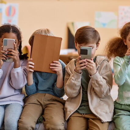 Anteprima: La Commissione europea ha approvato l'Eu Kids Act: i minori di 15 anni non potranno avere…