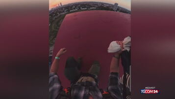 Base jumper si lancia dal tetto dello stadio di San Siro a Milano