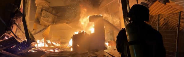 Copertina: Ucraina, le fiamme divampano nel centro commerciale di Zaporizhzhia