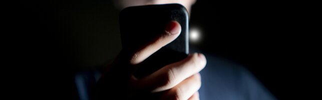 Copertina: Attivo sui social e amante dei video violenti: cosa sappiamo del 13enne che ha accoltellato la prof…