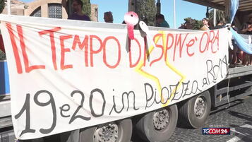 Copertina: Gli attivisti di Spin Time scendono in piazza