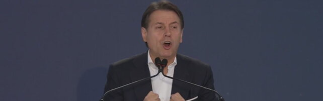 Copertina: Conte chiude la due giorni di Nova:""Oggi siamo costretti a essere radicali"