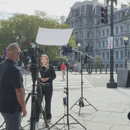 Anteprima: Cacciata dalla Casa Bianca, la giornalista della Cnn va in onda dal marciapiede